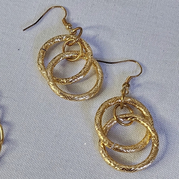 Gold Textured Chain Link Necklace and Matching Earrings Set - Picture 7 of 9